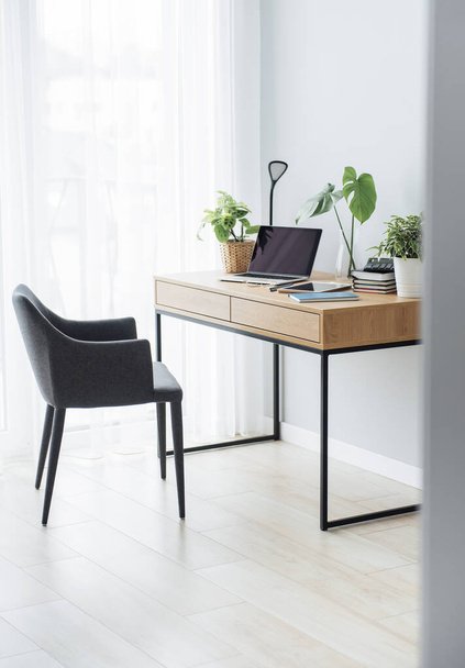 Lieu de travail de bureau avec ordinateur portable sur table en bois - Photo, image