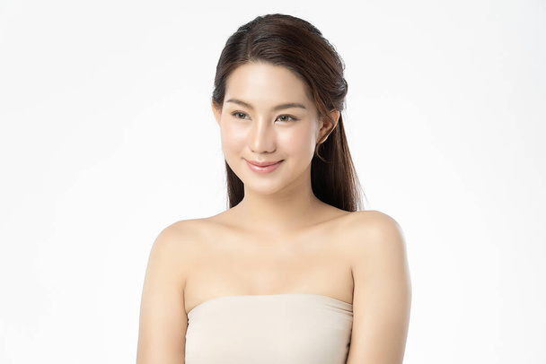 Hermosa mujer asiática joven con piel limpia y fresca sobre fondo blanco, Cuidado de la cara, Tratamiento facial, Cosmetología, belleza y spa, Retrato de mujeres asiáticas. - Foto, Imagen