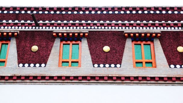 Détails des bâtiments typiquement tibétains, fenêtres dans le mur
 - Photo, image