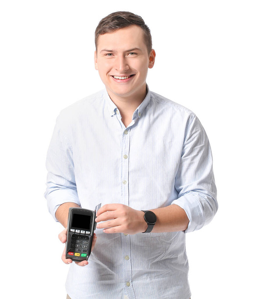 Nuori mies maksupäätteellä ja luottokortilla valkoisella taustalla - Valokuva, kuva