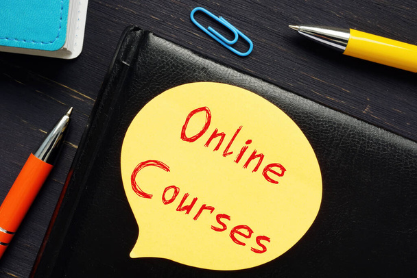 İş konsepti: Sayfasında yazı olan çevrimiçi kurslar. - Fotoğraf, Görsel
