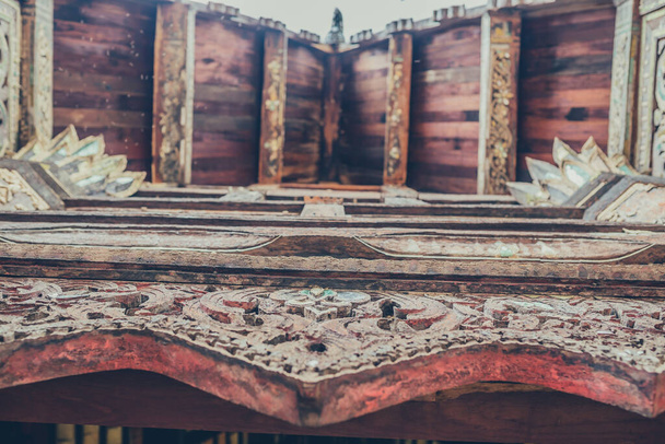 Porta in legno intagliato nel santuario - Foto, immagini