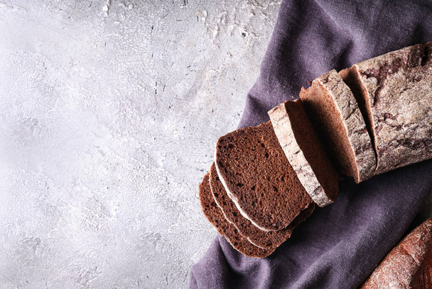Φρέσκο κομμένο ψωμί σε γκρι φόντο - Φωτογραφία, εικόνα