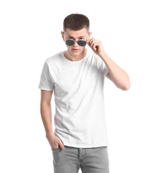 Portré fiatal jóképű férfi napszemüveg fehér háttér - Fotó, kép