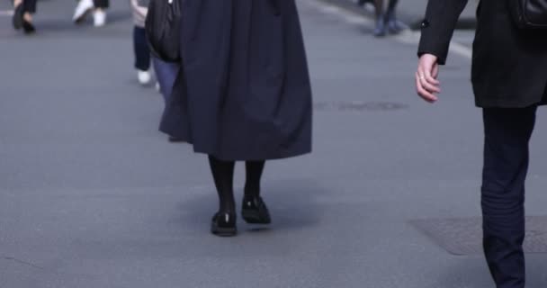 Una alta velocidad de partes del cuerpo de personas que caminan en la ciudad urbana de Shinjuku - Metraje, vídeo