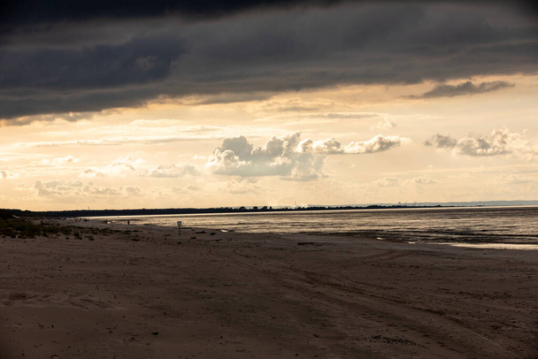 Piękny widok na zachód słońca z plaży w Jantar. Pomorskie, Polska - Zdjęcie, obraz