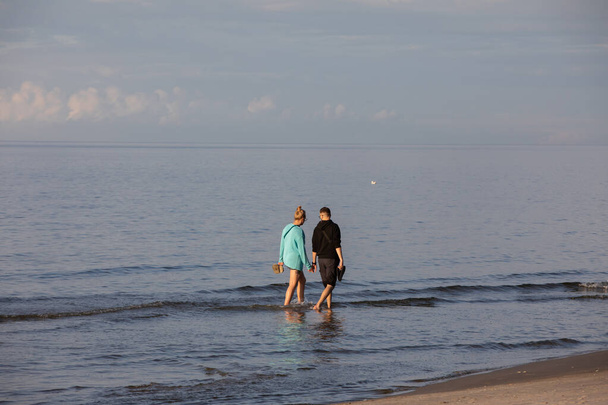 Стегна, Польша - 4 сентября 2020 года: Романтическая прогулка влюбленной пары по пляжу в Стегне, Померания. Польша - Фото, изображение