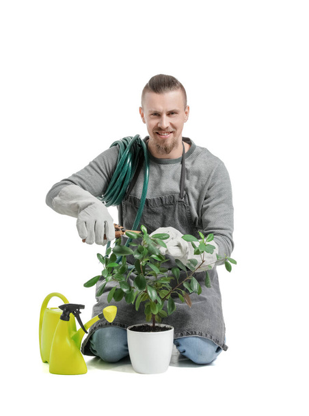 Jonge mannelijke tuinman op witte achtergrond - Foto, afbeelding