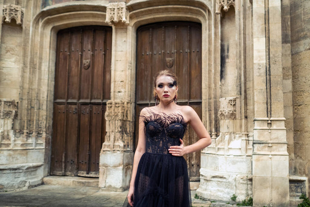 A stylish bride in a black wedding dress in the ancient French city of Avignon. A model in a black dress. - Foto, imagen
