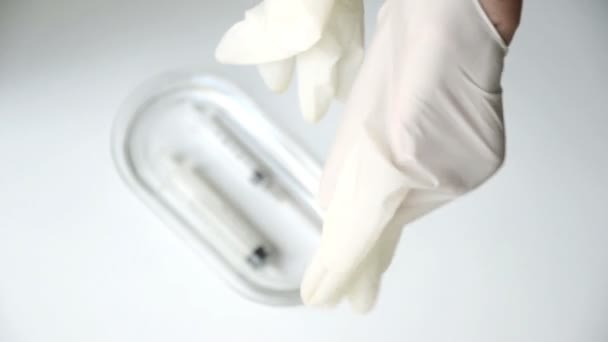 Ponerse guantes quirúrgicos esterilizados blancos
 - Metraje, vídeo