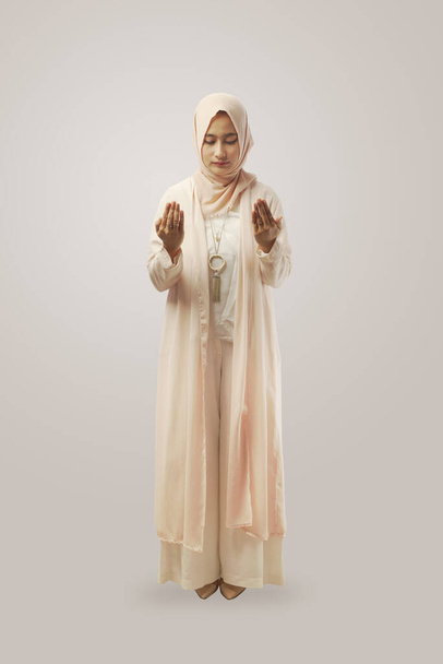 Молода мусульманка, яка молилася з жестом Руки, ізольовувала біле тло - Фото, зображення
