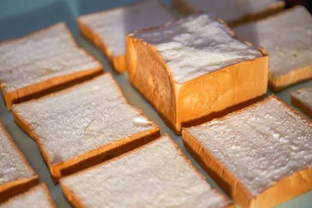 De plakjes toast brood die de foto vullen zijn uitgespreid op de tafel. - Foto, afbeelding