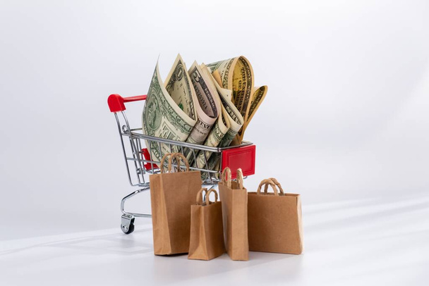 Carrello shopping soldi sfondo bianco. servizio digitale - Foto, immagini