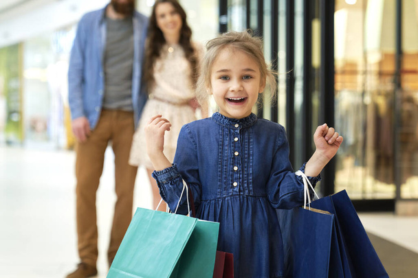 Retrato de chica feliz durante las compras en el centro comercial                                - Foto, imagen