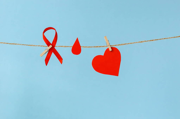 corazón y cinta roja, símbolos de la lucha contra el SIDA y la drogadicción - Foto, Imagen