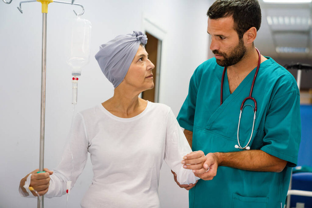 Kobieta z rakiem podczas chemioterapii dochodzi do siebie po chorobie - Zdjęcie, obraz