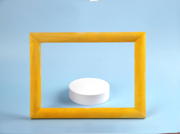 Prémiové papírové pódium s geometrickým tvarem na pozadí z modrého papíru a žlutým okrajem. Rozvržení výstav, prezentace produktů, terapie, relaxace a zdraví - Fotografie, Obrázek