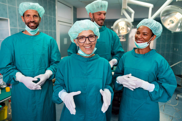 Команда хірургів в операційній кімнаті готується до операції в лікарні
 - Фото, зображення