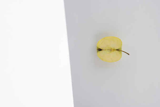 in Scheiben geschnitten gelben Apfel Hintergrund - Foto, Bild