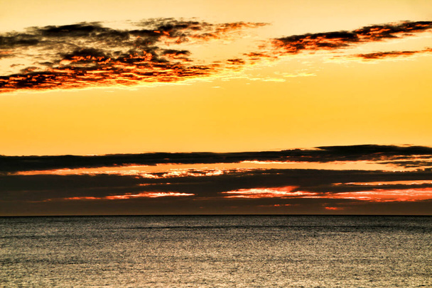 Gyönyörű Sunrise a strandon rózsaszín és narancssárga színek Arenales del Sol, Alicante, Dél-Spanyolország - Fotó, kép