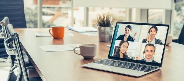 Videoverbinding tussen zakenmensen op virtuele werkplek of kantoor op afstand - Foto, afbeelding