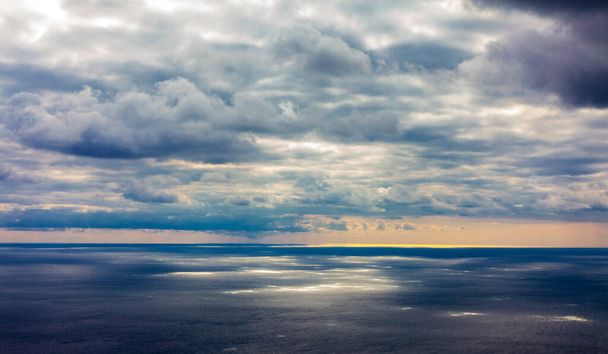 naturalne tło zachmurzone niebo nad morzem, chmury na niebie  - Zdjęcie, obraz