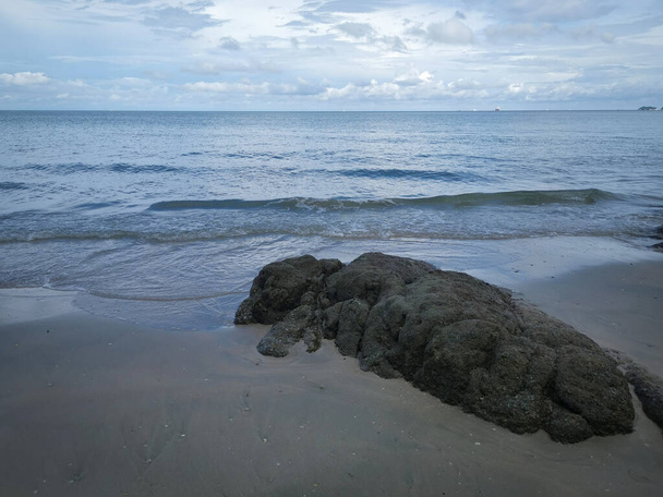 landschap van mooi rotsachtig strand - Foto, afbeelding