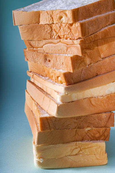 Kromki chleba tostowego ułożone w wieże - Zdjęcie, obraz