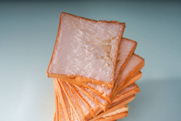 Toast brood plakken gestapeld in torens - Foto, afbeelding