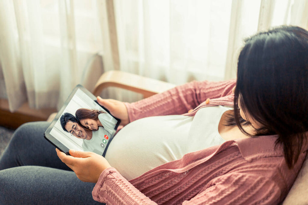 Rodzina i kobieta w ciąży Wideo rozmowy podczas pobytu bezpieczne w domu podczas covid-19 - Zdjęcie, obraz
