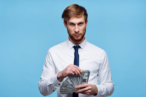 business man in shirt with tie bundle of money in the hands of the office - Foto, afbeelding