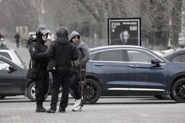 Barnaul, Russia-April 21, 2021. Crackdown on demonstrations in support of opposition politician Alexei Navalny - Foto, Imagen