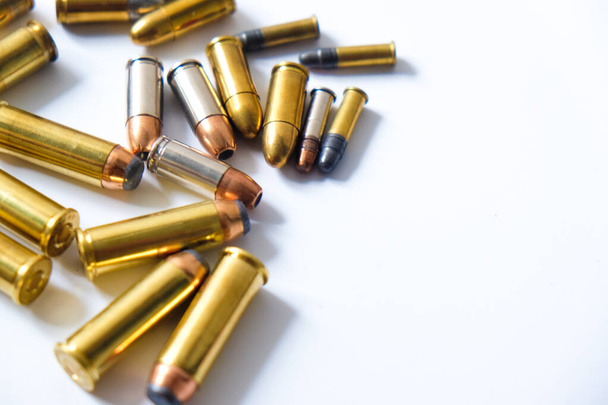 Egy csoport pisztolygolyó .44 magnum 9mm-es és .45-ös fehér háttér bűnügyi koncepció - Fotó, kép