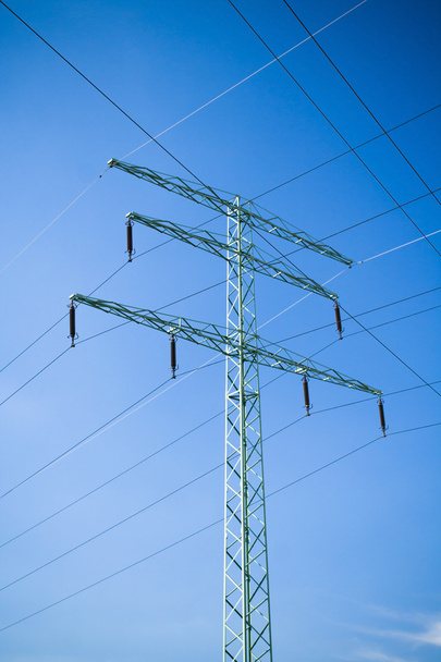 Pilón eléctrico, cables, cables y cielo azul
 - Foto, imagen