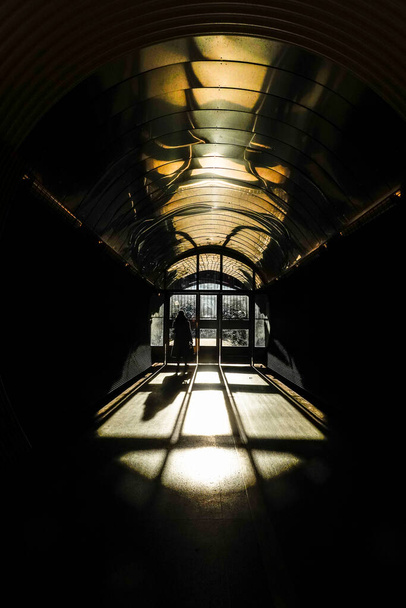 Stockholm, Švédsko Chodci procházející se na sluníčko v Brunkebergs tunelu v centru. - Fotografie, Obrázek