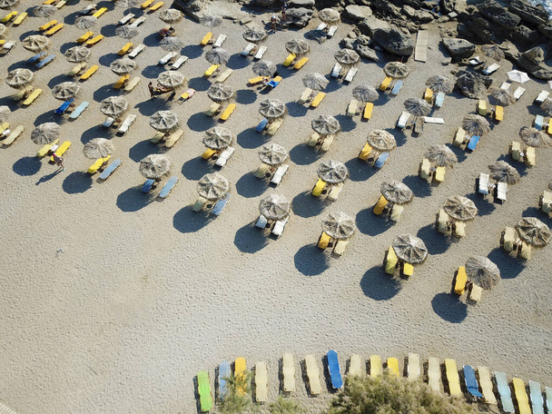 Widok z góry na piaszczystej plaży z kolorowymi leżakami i parasolami - Zdjęcie, obraz