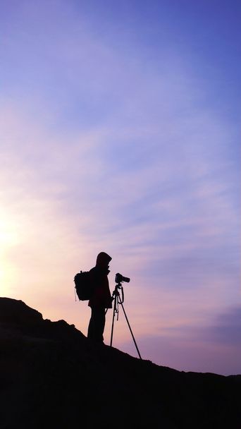 Silhouette d'un photographe au lever du soleil
 - Photo, image