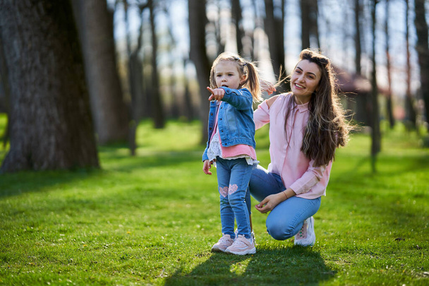 Mother and daughter in the park, having a great time - Valokuva, kuva