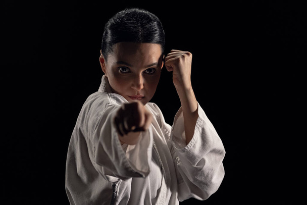 Vrouw in kimono in vechtende houding - Foto, afbeelding