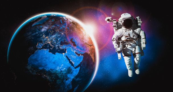 Astronauta astronauta hacer caminata espacial mientras trabaja para la estación espacial - Foto, imagen