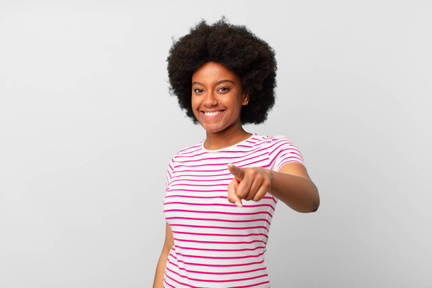 Afro musta nainen osoittaa kameraan tyytyväinen, itsevarma, ystävällinen hymy, valitsemalla sinut - Valokuva, kuva