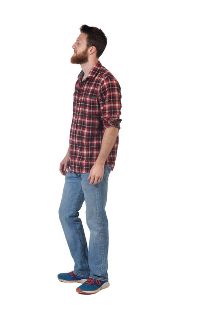 portrait complet de l'homme avec chemise à carreaux et vue de profil sur fond blanc - Photo, image