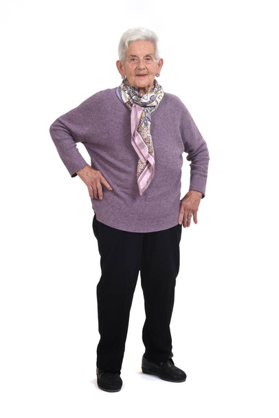 vooraanzicht van een senir vrouw handen op heup op witte achtergrond - Foto, afbeelding