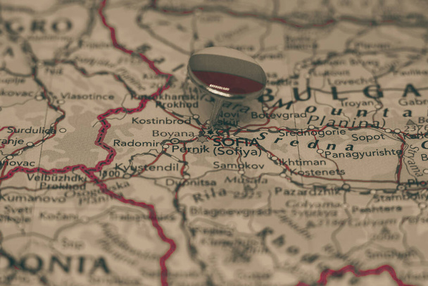 Sofia auf einer Landkarte mit der Flagge Bulgariens - Foto, Bild