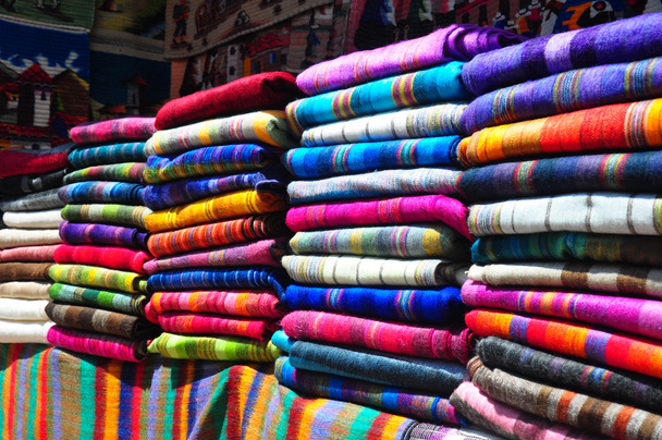 trh stánek s tradičních textilií - Fotografie, Obrázek