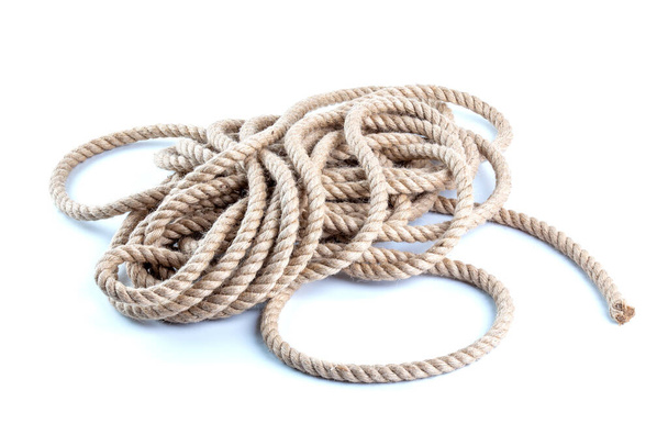 катушка из натуральных Jute гессенской веревки плетеной сплетеной изоляции на белом фоне - Фото, изображение