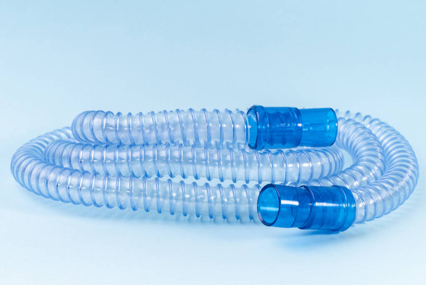 Tubes pour CPAP ou machine BIPAP isolés sur fond bleu. Matériel médical - Photo, image