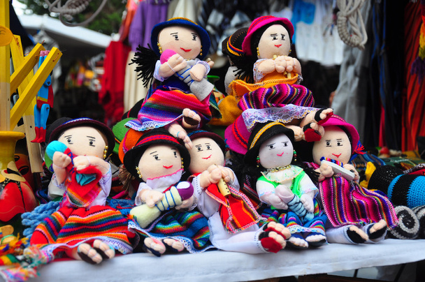 クラフト マーケット、エクアドルでの伝統的な南米の布の人形 - 写真・画像