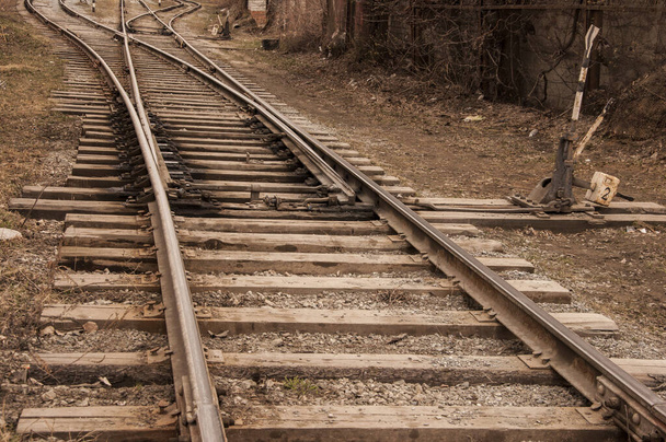 Vasúti pálya töredéke sínekkel és talpfákkal vidéken - Fotó, kép