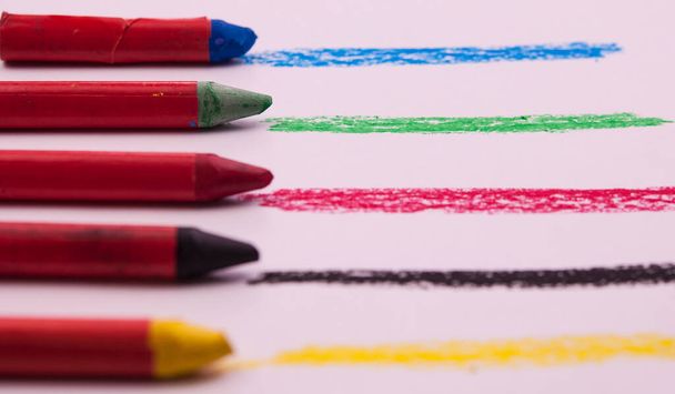 Цветной пастельный мел - школьные принадлежности - предметы искусства - карандаш на бумаге - Фото, изображение